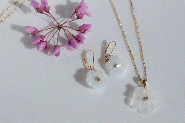 Quartz carved flower pendant, Gold