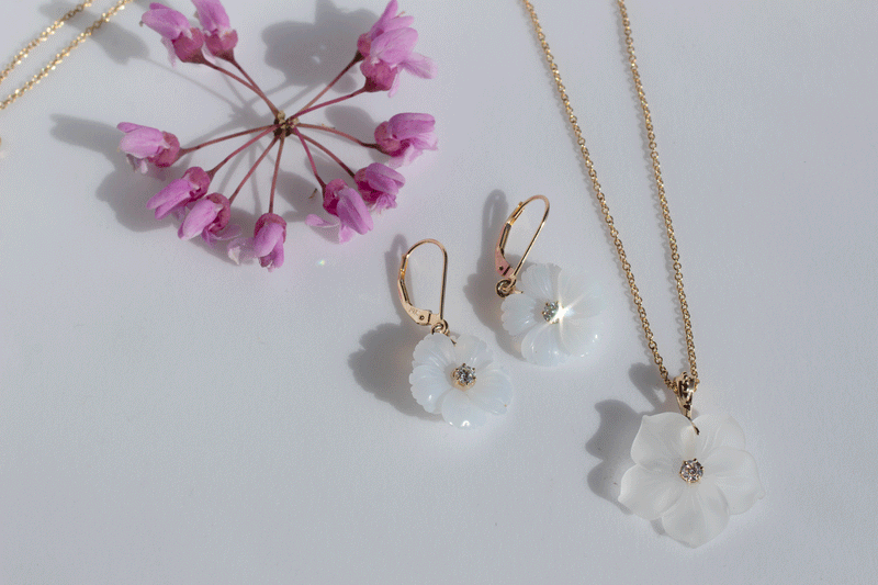 Quartz carved flower pendant, Gold